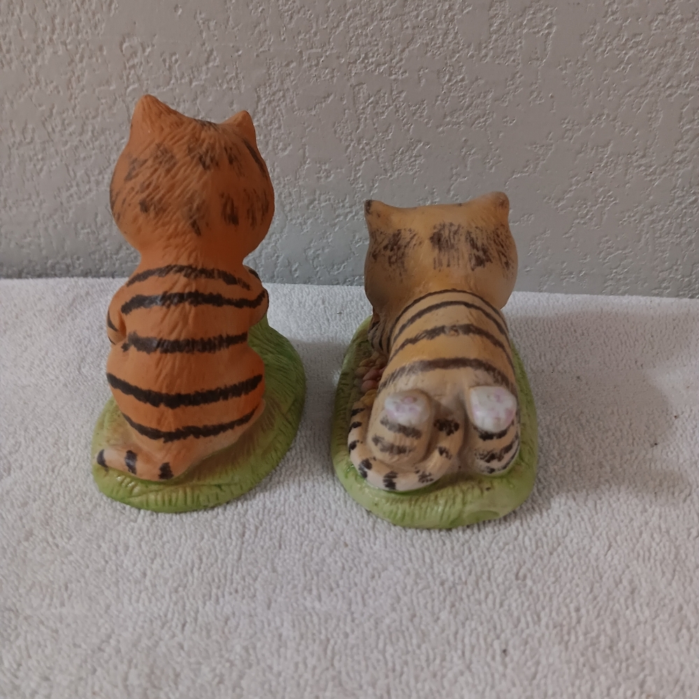 Adorable Ceramic Cat Figurines - Picture 4 of 6